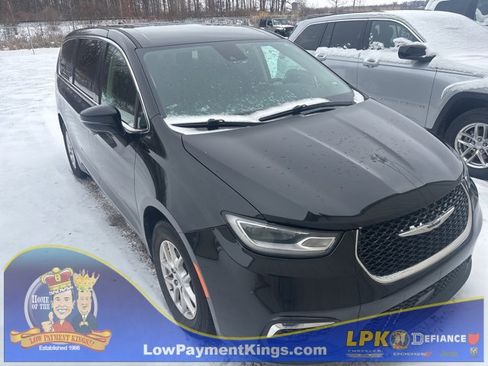 Used 2024 Chrysler Pacifica Touring-L image 1