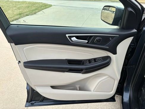 Used 2024 Ford Edge Titanium image 9