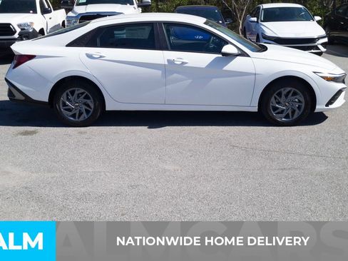 Used 2025 Hyundai Elantra Blue image 5