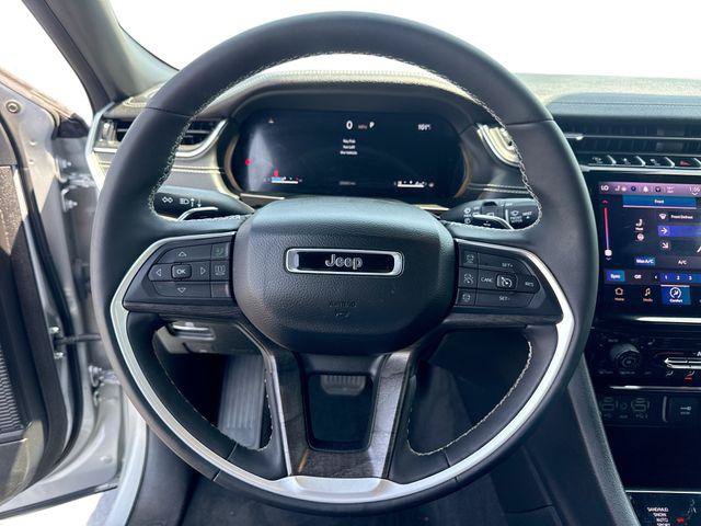 Used 2025 Jeep Grand Cherokee L Limited w/ Black Appearance Package AWD/4WD image 11