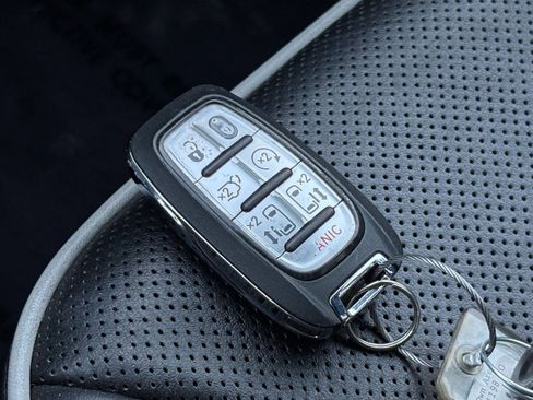 Used 2025 Chrysler Pacifica Limited FWD image 22