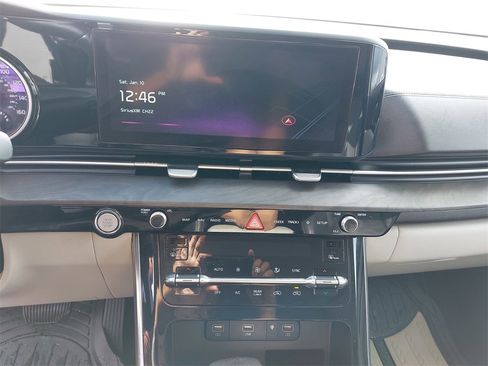 Used 2022 Kia Carnival EX image 16