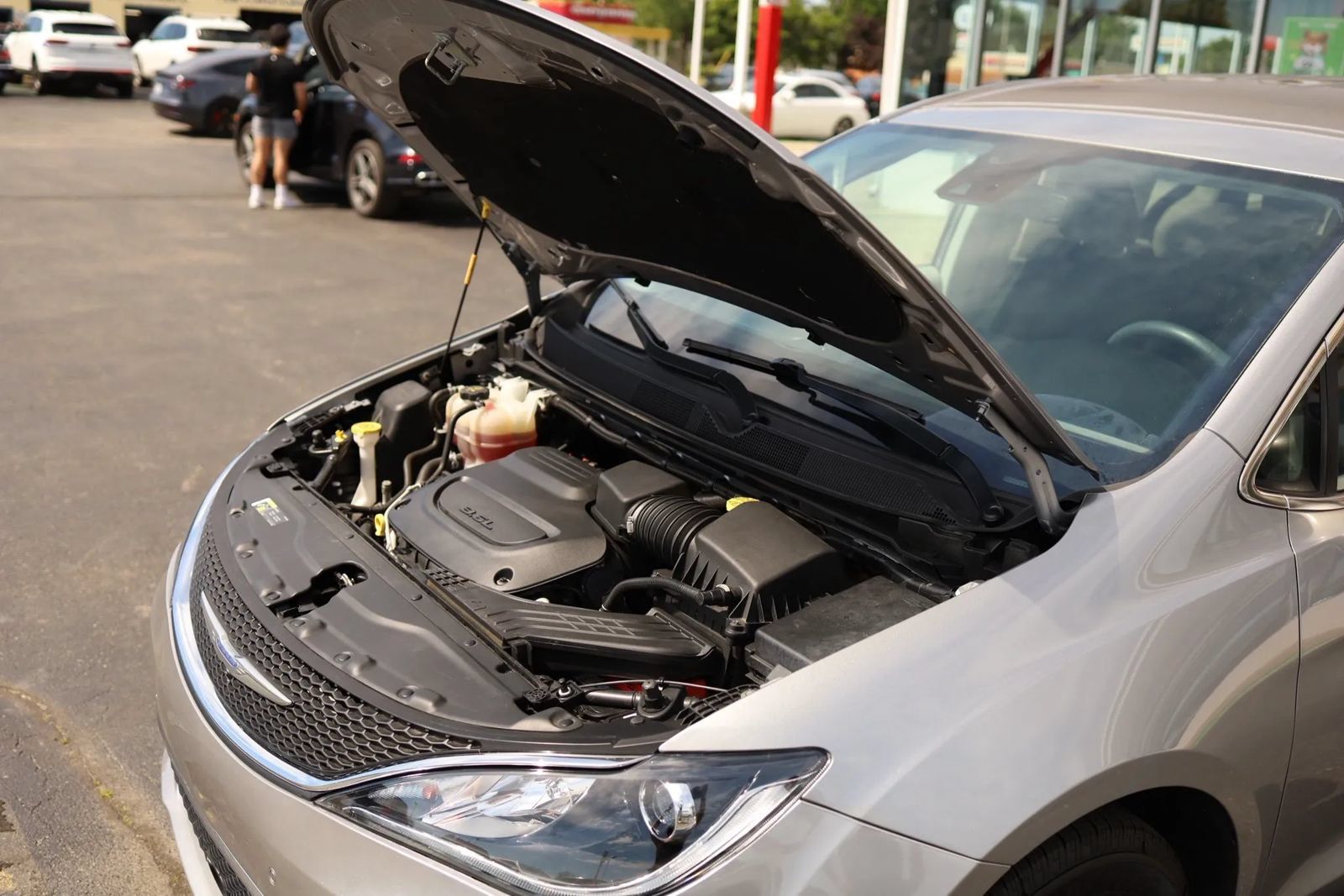 Used 2020 Chrysler Pacifica Touring w/ Advanced Safetytec Group FWD image 53