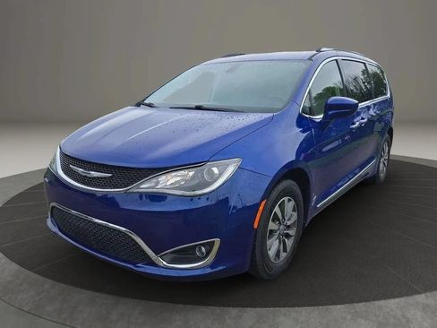 Used 2020 Chrysler Pacifica Touring-L Plus FWD image 2