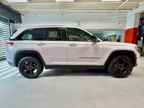 Certified 2023 Jeep Grand Cherokee Altitude AWD/4WD image 11