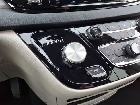 Used 2024 Chrysler Pacifica Touring-L FWD image 31