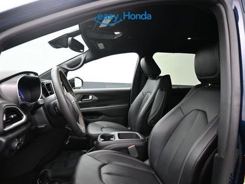 Used 2025 Chrysler Pacifica Select FWD image 15