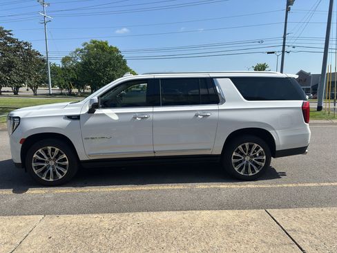 Used 2021 GMC Yukon XL Denali w/ Denali Premium Package AWD/4WD image 7