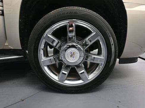 Used 2011 Cadillac Escalade Luxury image 16