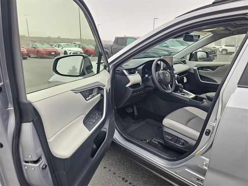 Used 2025 Toyota RAV4 XLE w/ Convenience Package image 27