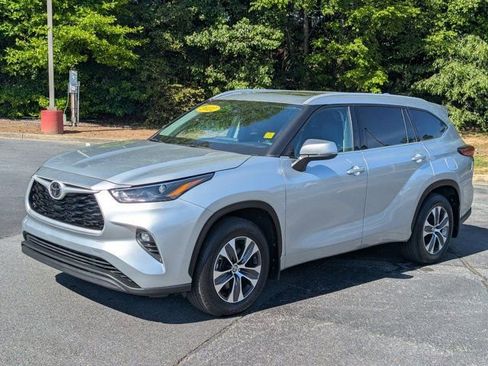 Used 2022 Toyota Highlander XLE AWD/4WD image 3