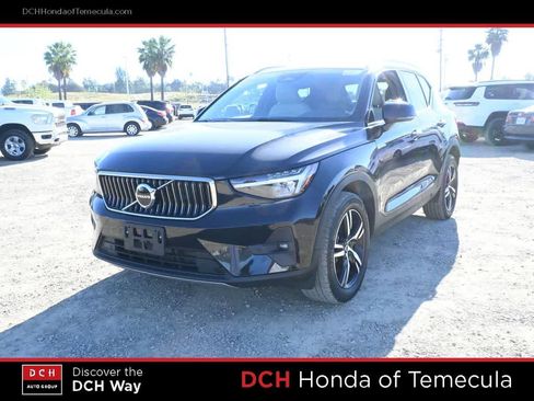 Used 2023 Volvo XC40 B5 Plus image 1