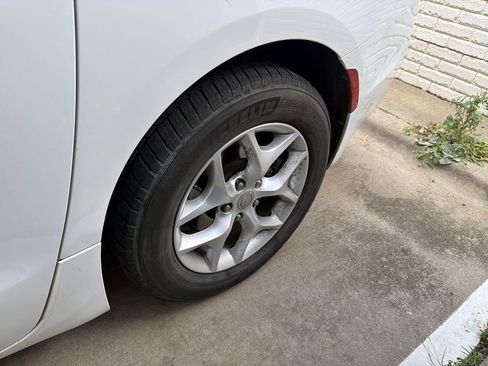 Used 2017 Chrysler Pacifica Touring-L w/ Tire & Wheel Group image 5