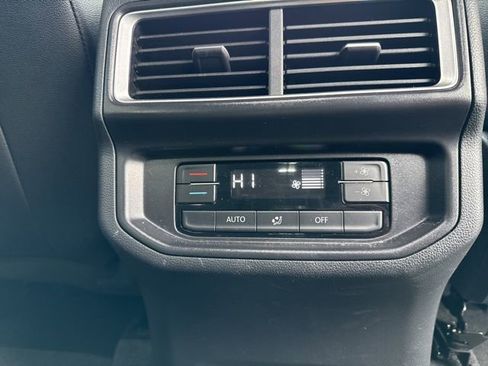 Used 2025 Volkswagen Atlas SE image 30