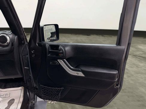Used 2016 Jeep Wrangler Unlimited Sahara w/ Connectivity Group AWD/4WD image 19