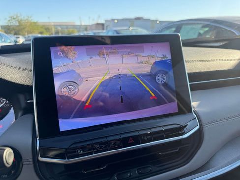 Used 2025 Jeep Compass Limited image 17