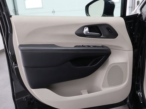 Used 2024 Chrysler Pacifica Touring-L image 40