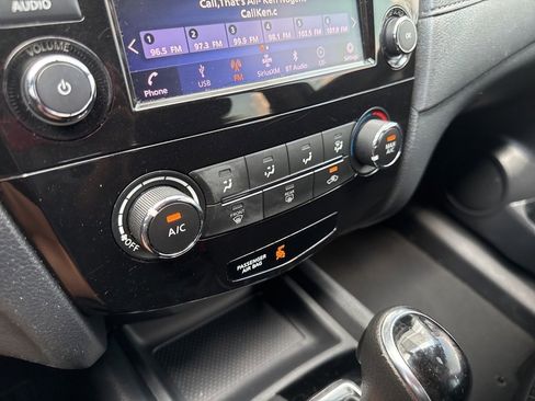 Used 2018 Nissan Rogue S image 18