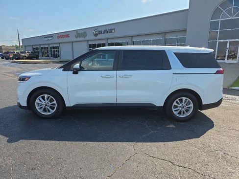 Used 2024 Kia Carnival LX FWD image 9