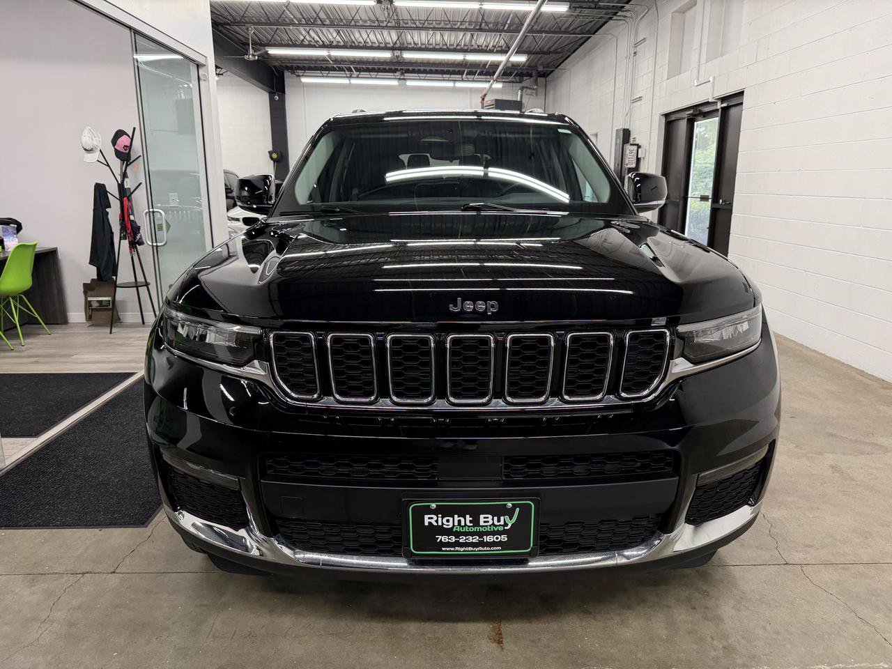 Used 2023 Jeep Grand Cherokee L Limited AWD/4WD image 2