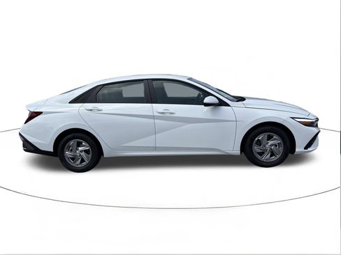 New 2026 Hyundai Elantra SE FWD image 2