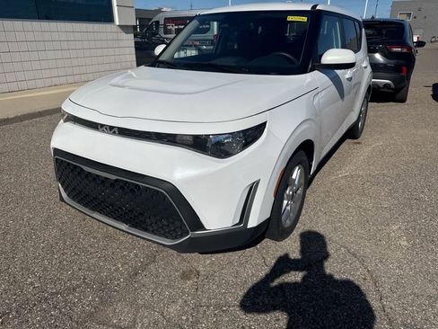 Used 2024 Kia Soul LX w/ Option Group 015 FWD image 1