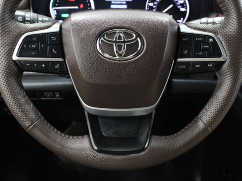 Used 2024 Toyota Sienna Platinum FWD image 27