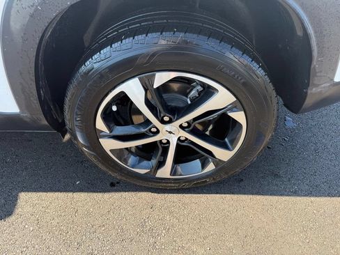 Used 2024 Chevrolet Trax RS w/ Sunroof Package FWD image 18