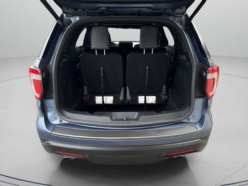 Used 2018 Ford Explorer XLT w/ Equipment Group 202A image 7