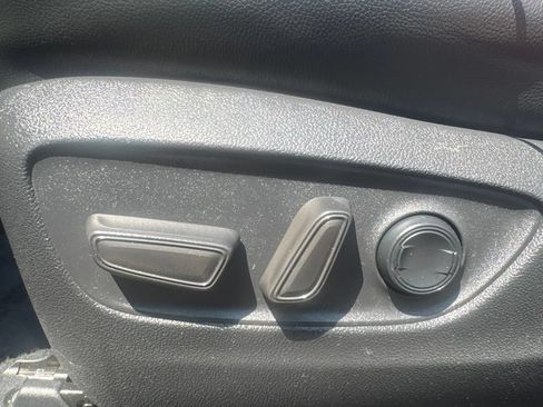Used 2022 Toyota Highlander XLE AWD/4WD image 25