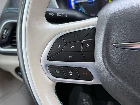 Used 2020 Chrysler Pacifica Limited w/ Advanced Safetytec Group FWD image 37