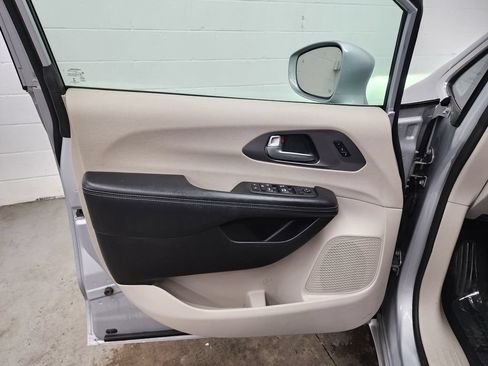 Used 2022 Chrysler Pacifica Touring-L FWD image 9