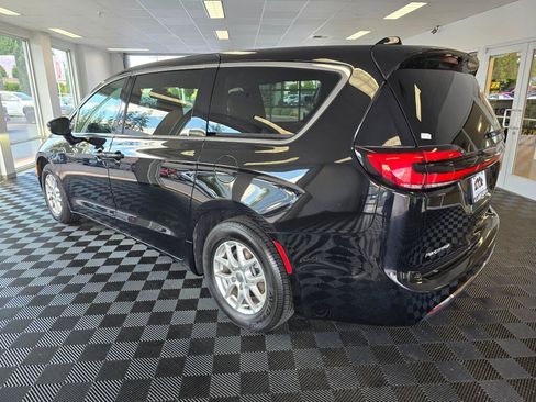 Used 2025 Chrysler Pacifica Select FWD image 5