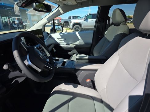 Certified 2026 Toyota Sienna XLE FWD image 6