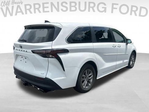 Used 2025 Toyota Sienna LE AWD/4WD image 7