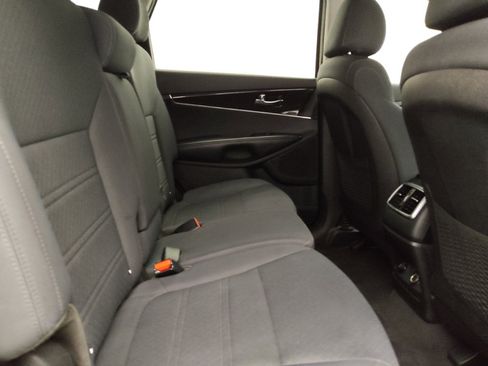 Used 2019 Kia Sorento FWD w/ LX Convenience Package image 19