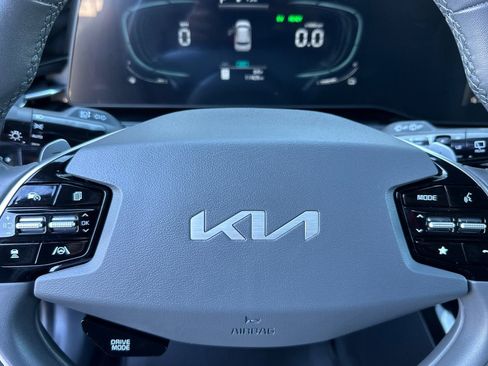 Used 2023 Kia Niro EX image 27