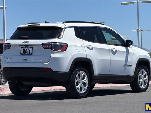Used 2024 Jeep Compass Latitude AWD/4WD image 4