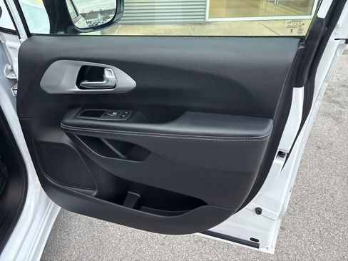 Used 2024 Chrysler Pacifica Select image 33