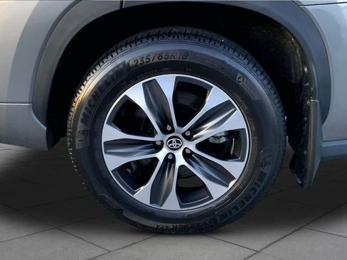 Used 2025 Toyota Highlander XLE FWD image 11