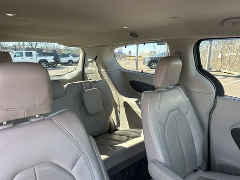Used 2020 Chrysler Pacifica Touring-L FWD image 17