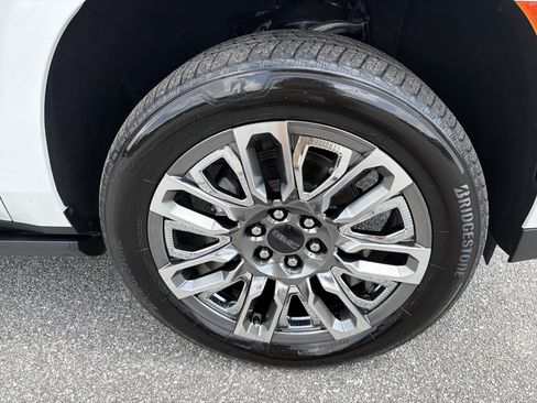 Used 2024 GMC Yukon XL Denali Ultimate AWD/4WD image 13
