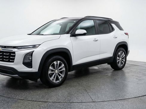 Used 2025 Chevrolet Equinox LT FWD image 3