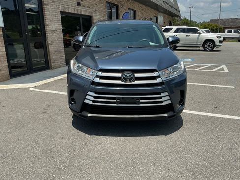 Used 2019 Toyota Highlander LE FWD image 4