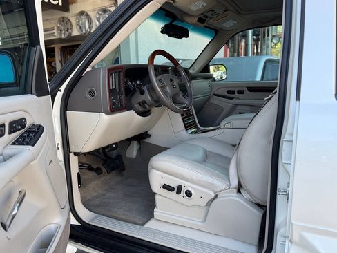 Used 2005 Cadillac Escalade EXT AWD/4WD image 2