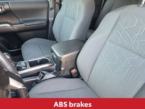 Used 2019 Toyota Tacoma TRD Off-Road w/ Technology Package image 21