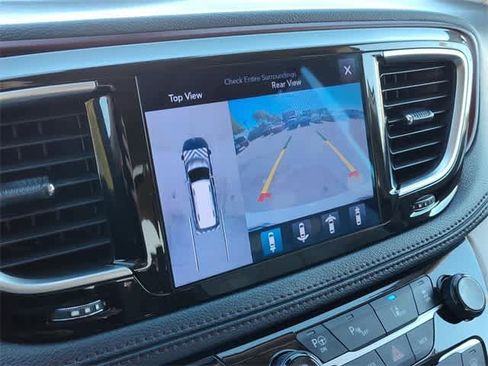 Used 2017 Chrysler Pacifica Limited image 24