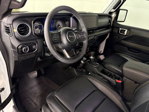 Used 2025 Jeep Gladiator Sport AWD/4WD image 15