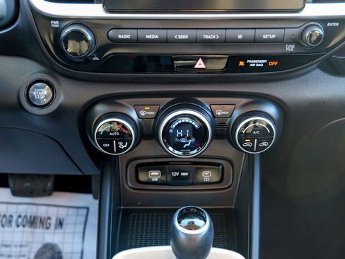 Used 2024 Hyundai Venue SEL image 43