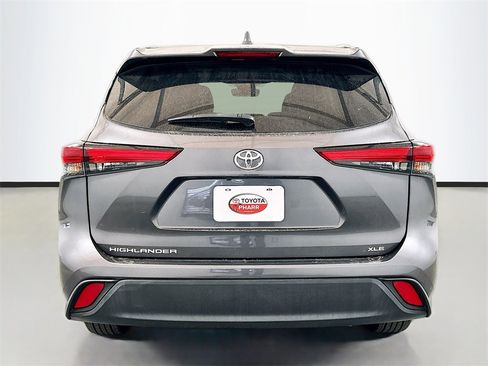 Used 2023 Toyota Highlander XLE image 5